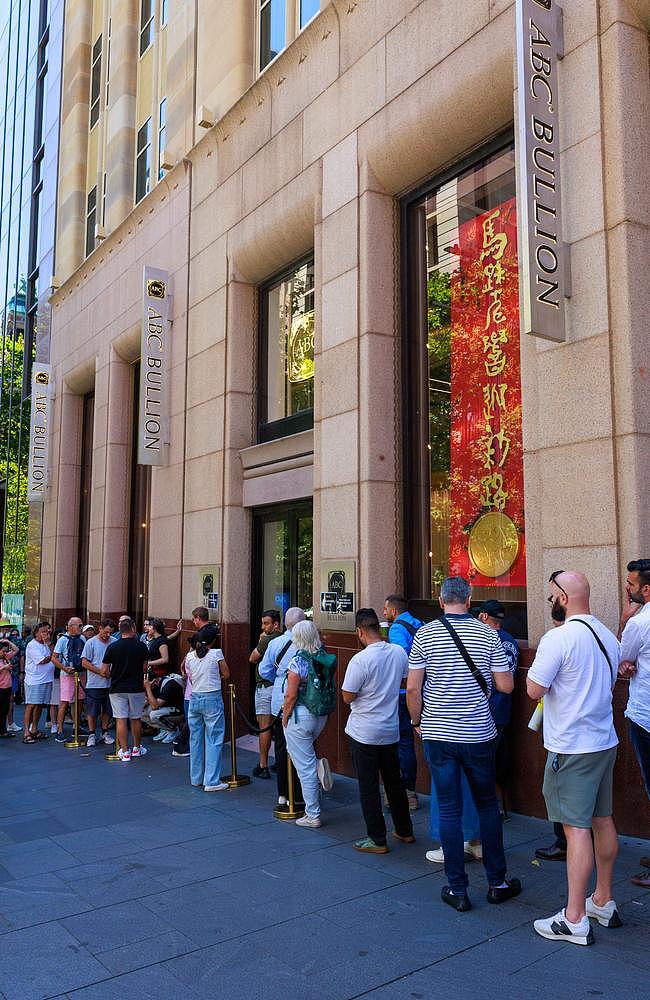 悉尼CBD排起长龙！半年暴涨44%，直冲$7500大关，澳人正疯狂抢金（组图） - 3