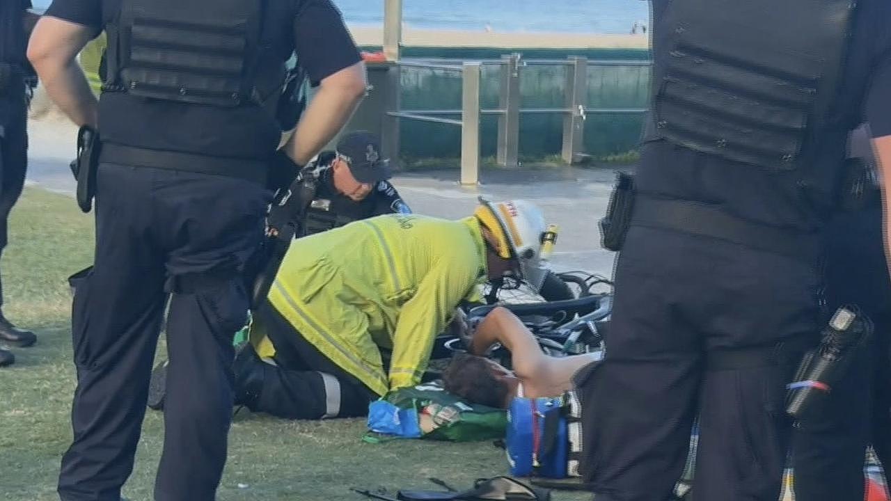 澳洲女警果断扑倒偷车贼，嫌犯手指惨遭车轮绞断或截肢！目击者直呼：“该发奖牌” - 3