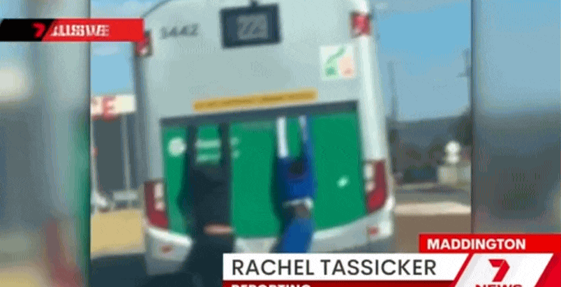 惊险一幕！珀斯两名teenager扒公交车，行驶250米险酿悲剧（GIF） - 2
