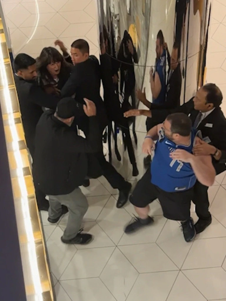 韩森电影首映礼变武斗场！男女互殴，抗议者放臭气弹，警方紧急清场...（组图） - 2
