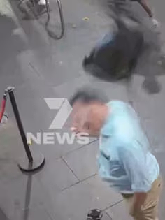 澳洲街头，男子惨遭“飞椅”爆头，当场倒地！“行凶者”竟是...（视频/组图） - 2