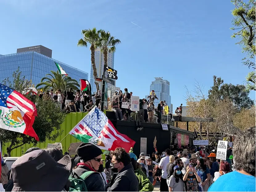 全美大罢工，万人走上街头！催泪瓦斯、直升机...洛杉矶沦为“战场”（组图） - 4