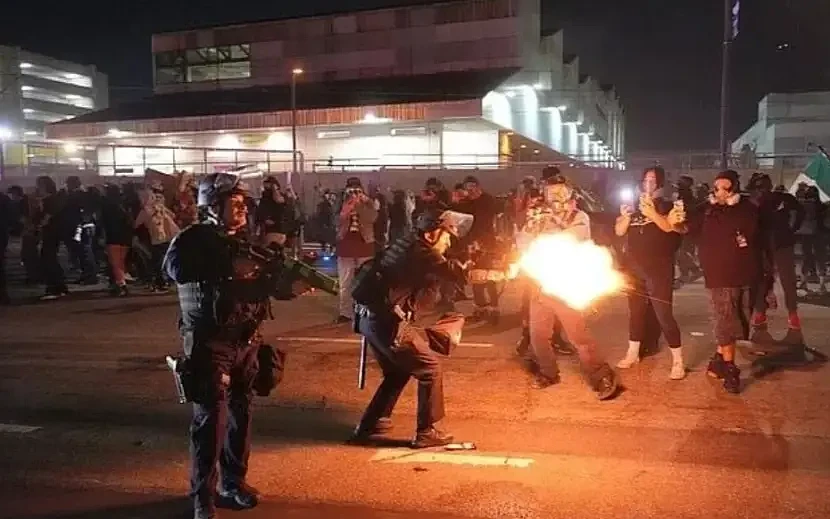 全美大罢工，万人走上街头！催泪瓦斯、直升机...洛杉矶沦为“战场”（组图） - 11