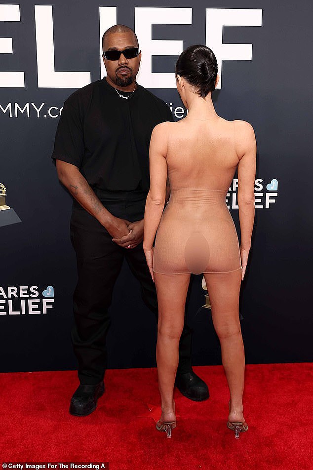 2026格莱美将至!盘点史上最震撼瞬间:Kanye澳籍妻Bianca皮草下全裸现身,全网怒火失控(视频/组图) - 2