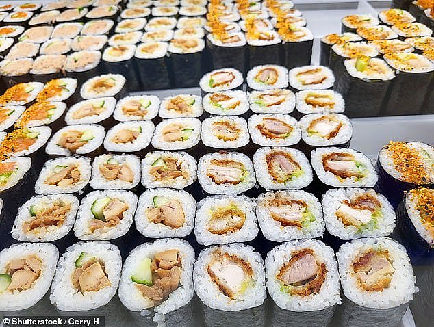 “这就是穷人的食物？”美国演员被澳洲$5寿司惊呆，直呼经济太好遭本地人扎心吐槽（组图） - 2