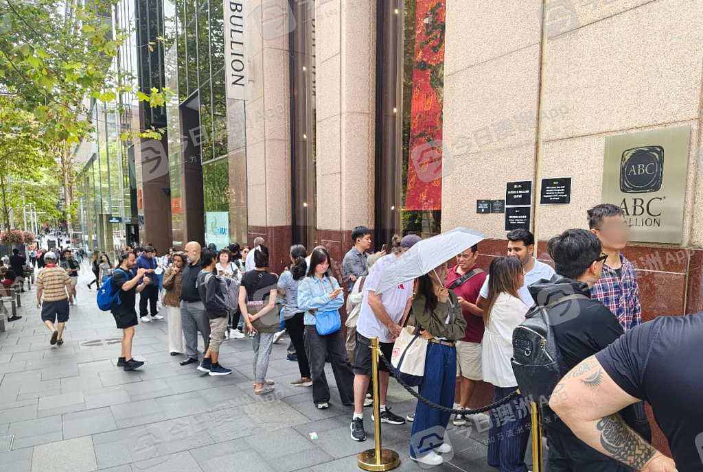 “长期不可能赔!”金价剧烈震荡,澳洲金银交易所外仍大排长龙!华人:“现金都贬值,黄金更稳当”(视频/组图) - 1