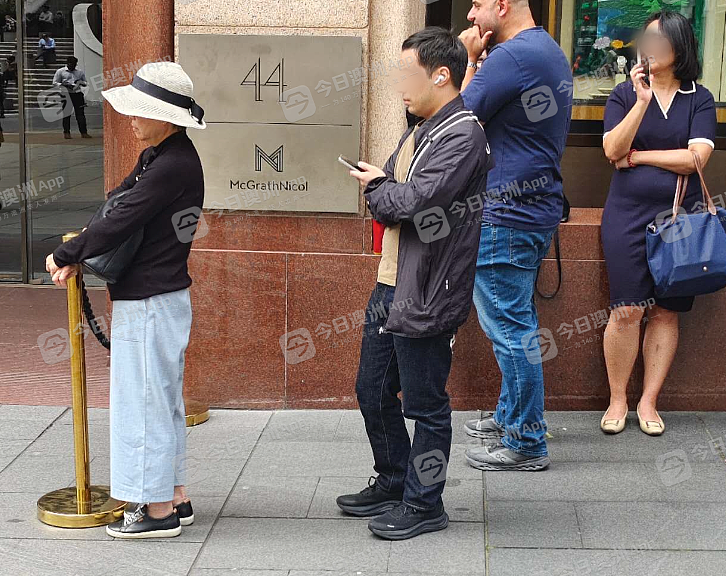 “长期不可能赔!”金价剧烈震荡,澳洲金银交易所外仍大排长龙!华人:“现金都贬值,黄金更稳当”(视频/组图) - 2
