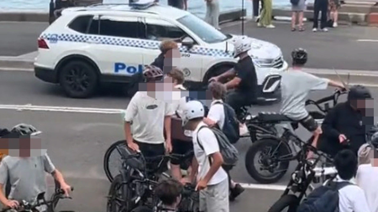 悉尼海港大桥惊现40人电单车党！公然违法飙车还发社媒，警方竟束手无策只给口头警告（组图） - 1