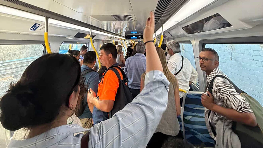墨尔本新地铁隧道突发断电！600名乘客被困30度高温车厢2小时，州长紧急致歉（组图） - 1