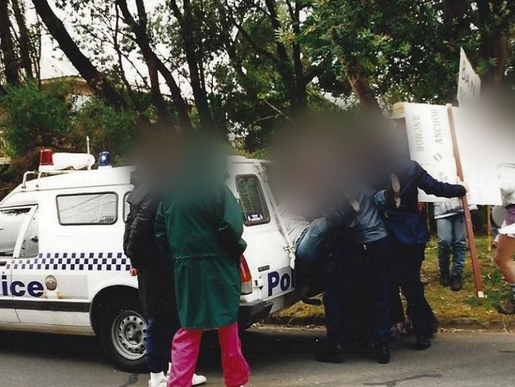 维州私校夏令营爆虐待丑闻:模拟大屠杀并戴电击项圈,警方介入调查多家名校急撇清(组图) - 1