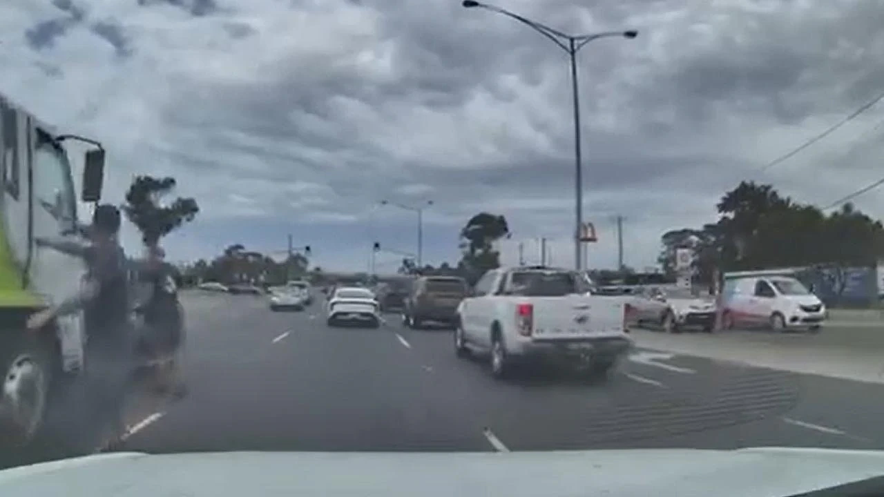 澳街头恐怖路怒，老翁好心让路竟遭两名tradie围殴！全过程被行车记录仪拍下（视频/组图） - 2