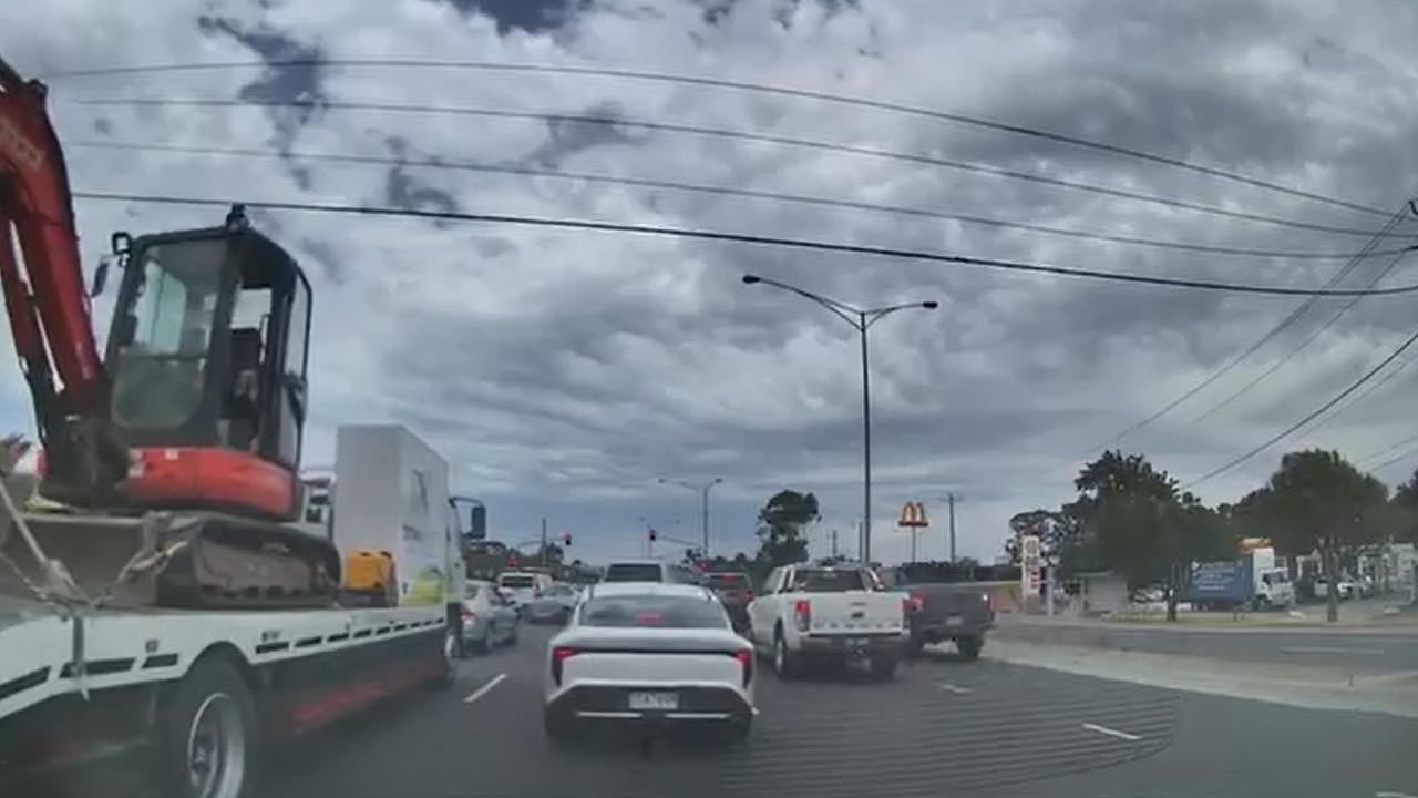 澳街头恐怖路怒，老翁好心让路竟遭两名tradie围殴！全过程被行车记录仪拍下（视频/组图） - 3