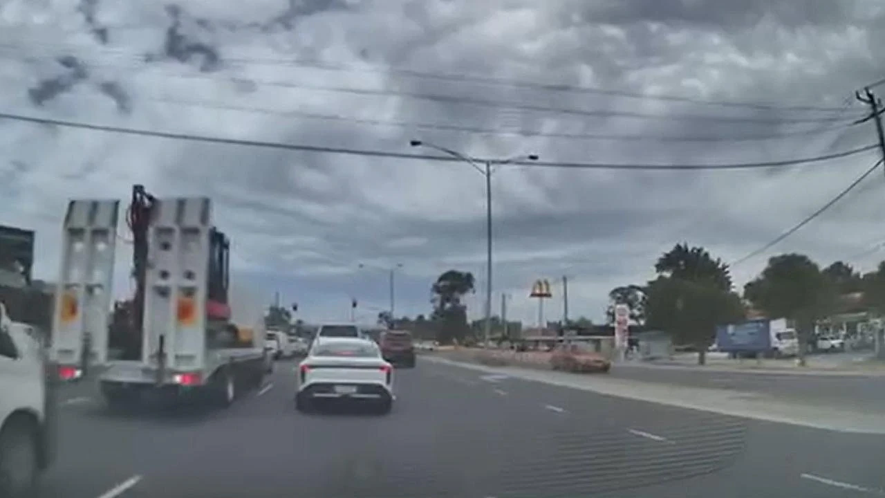 澳街头恐怖路怒，老翁好心让路竟遭两名tradie围殴！全过程被行车记录仪拍下（视频/组图） - 5