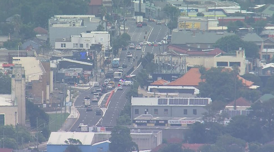 悉尼街头发生致命车祸！男子被巴士撞倒当场身亡，沿路车道紧急封锁（组图） - 1