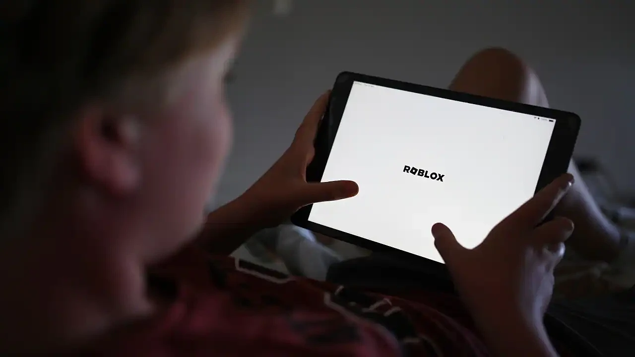 紧急约谈！Roblox被曝充斥色情与自杀内容，澳政府警告最高可罚$4950万（组图） - 1