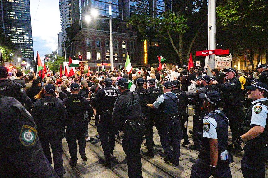 悉尼CBD爆发大规模暴力抗议,27人被捕!新州州长及警方强硬回应:行动合理(组图) - 2