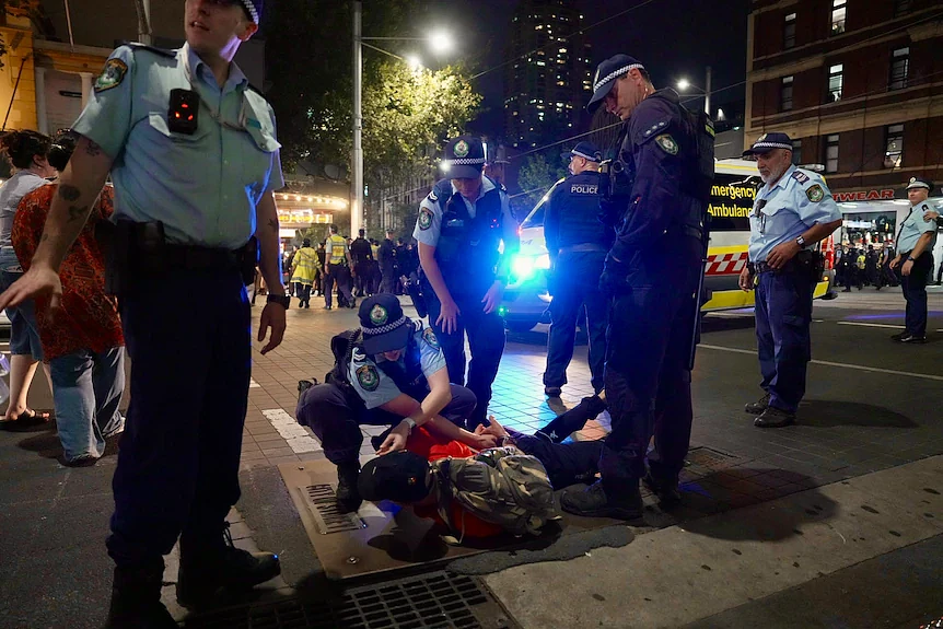 悉尼CBD爆发大规模暴力抗议,27人被捕!新州州长及警方强硬回应:行动合理(组图) - 3