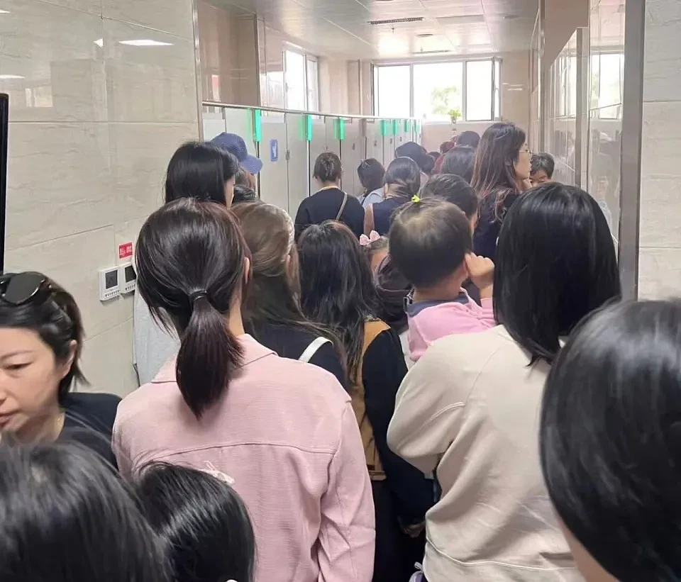 景区公厕，挤满悄悄崩溃的女性（组图） - 6