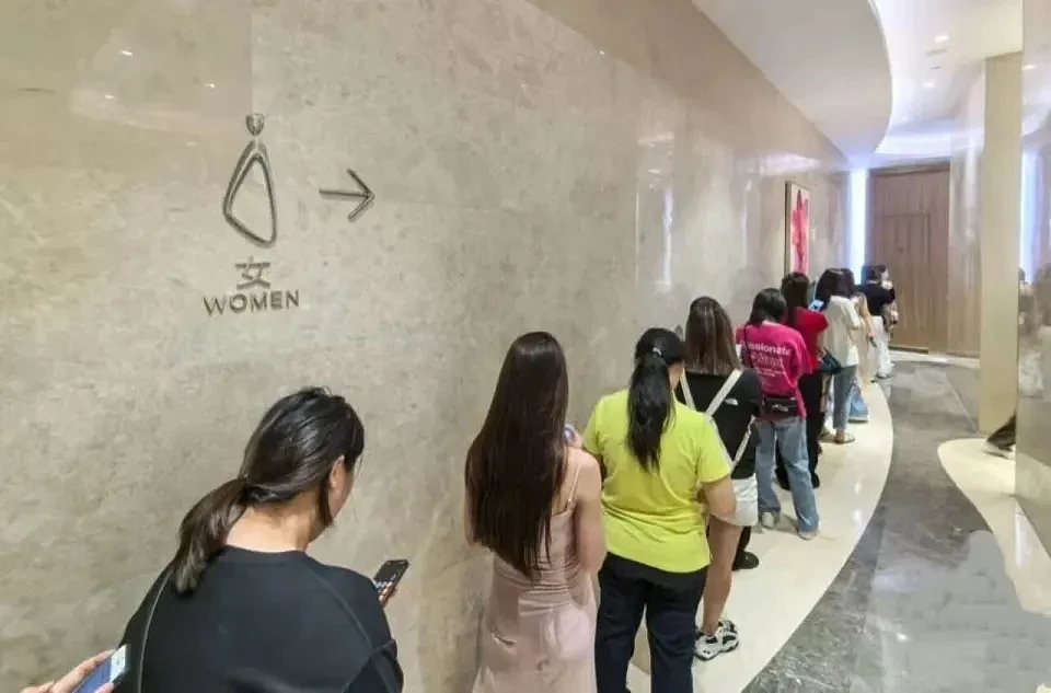 景区公厕，挤满悄悄崩溃的女性（组图） - 1