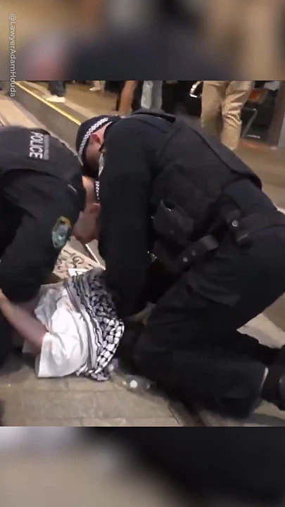 悉尼抗议者遭警员按地暴打，视频网上疯传！当局回应：他先咬警员拇指（组图） - 2