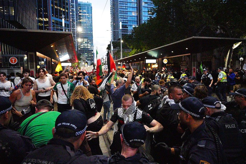 视频曝光!澳洲6000人抗议爆发冲突,16岁少年疑遭警员拖拽踢打(视频/组图) - 4