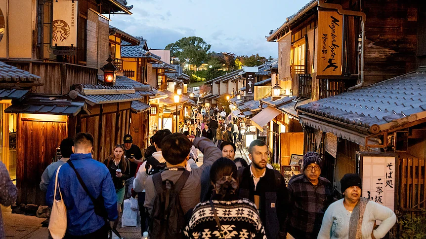 澳币兑日元汇率冲上110.79创下40年新高!去日本旅游从未如此便宜,百万澳人疯狂涌入(图) - 1