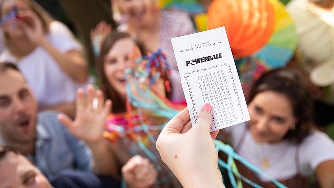 $8000万！维州退休老人独揽Powerball头奖，多次漏接电话，中奖后痛哭（组图） - 1