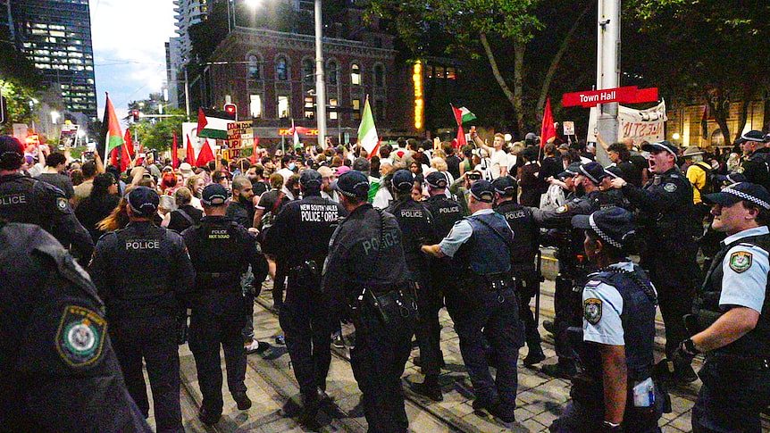 悉尼市政厅抗议演变为暴力冲突!新州警方因涉嫌违规执法正接受LECC调查(图) - 1