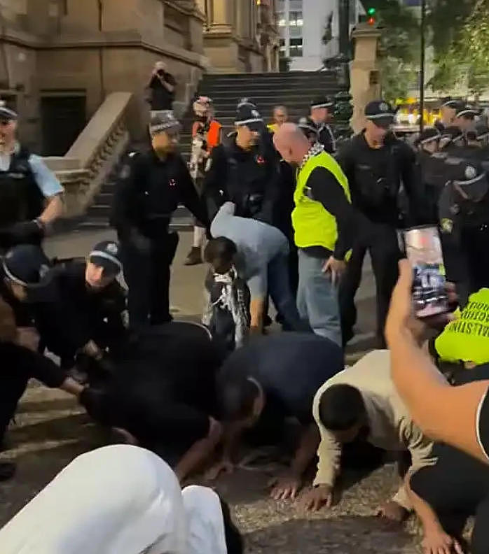 穆斯林在悉尼街头祈祷，警方强行带离惹争议！艾博年要求“充分解释”（组图） - 2