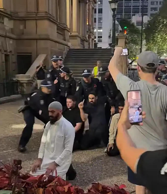 穆斯林在悉尼街头祈祷，警方强行带离惹争议！艾博年要求“充分解释”（组图） - 3