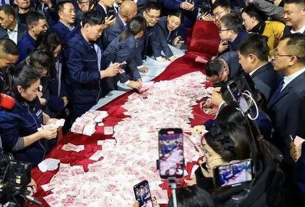 河南一老板年终奖豪掷1.8亿：现场6000万现金堆成山，员工数多少拿多少（图） - 1