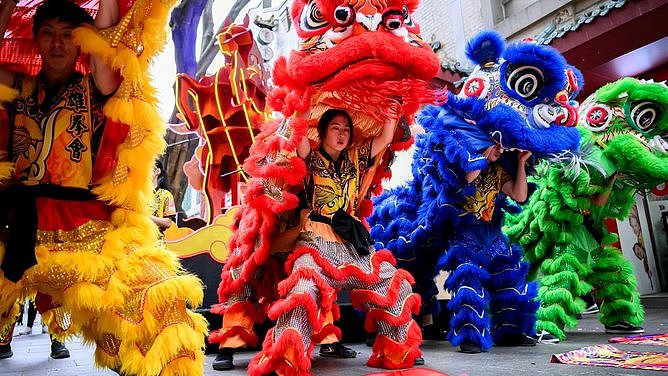 驱邪纳福！澳洲舞狮人马年新春总动员：没吓哭过孩子不算真正的舞狮（图） - 1