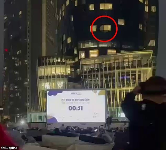悉尼男女Crown Tower落地窗前“高难度”激战，数百观众抬头看呆（视频/组图） - 1