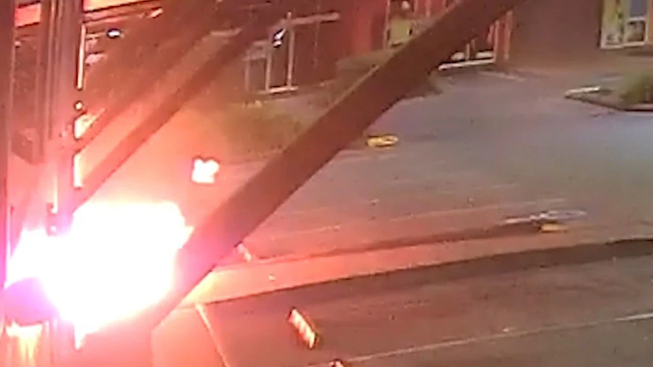 尴尬！澳洲两男子深夜纵火打劫便利店，一嫌犯瞬间变“火人”逃离现场（组图） - 2