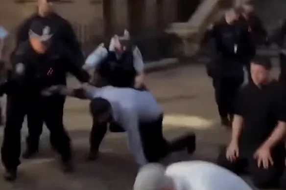 悉尼CBD游行禁令解除，警方曾被指粗暴对待穆斯林，艾博年要求彻查（图） - 2