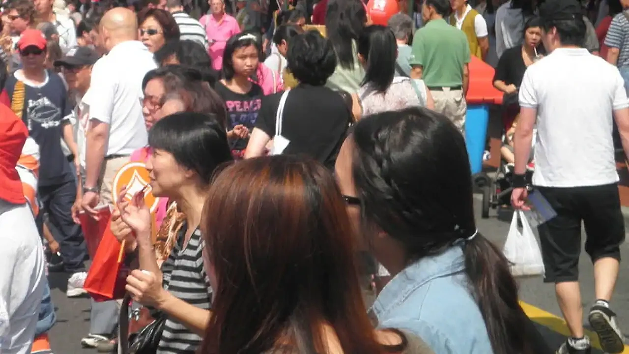 震惊！近半移民过去1年在澳遭歧视，女性情况更严重...（组图） - 1