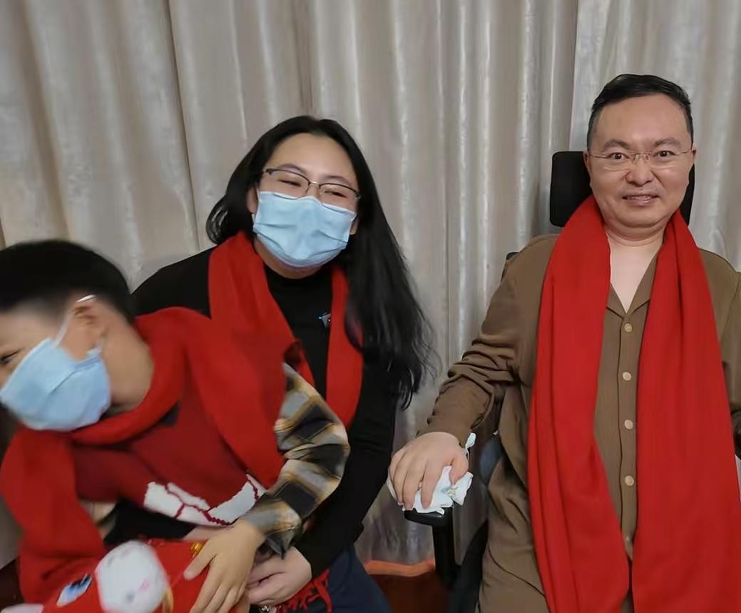 蔡磊全家近照曝光：身体已入终末期仍不投降，科研投入破1亿元（组图） - 1