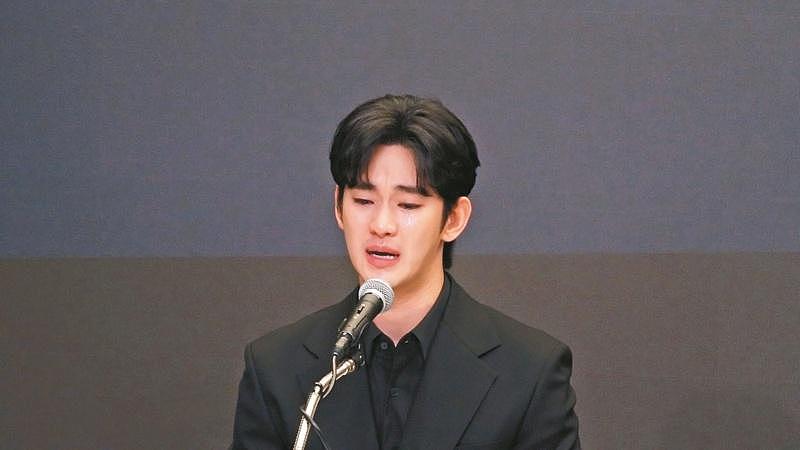 2025演艺圈5大震撼：大S猝逝，金秀贤形象崩塌，17名男星卷入闪兵案（组图） - 3
