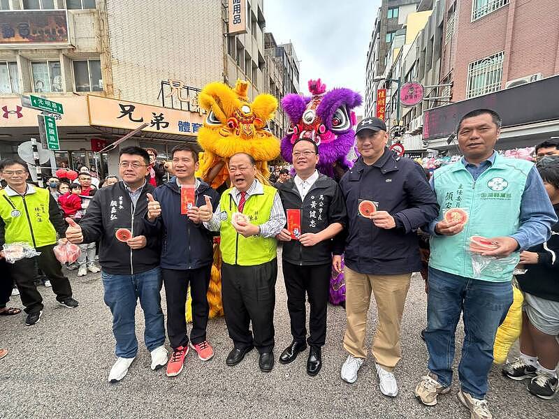 陈光复大年初一发红包不慎摔下阶梯，头部重创昏迷紧急送医（图） - 1