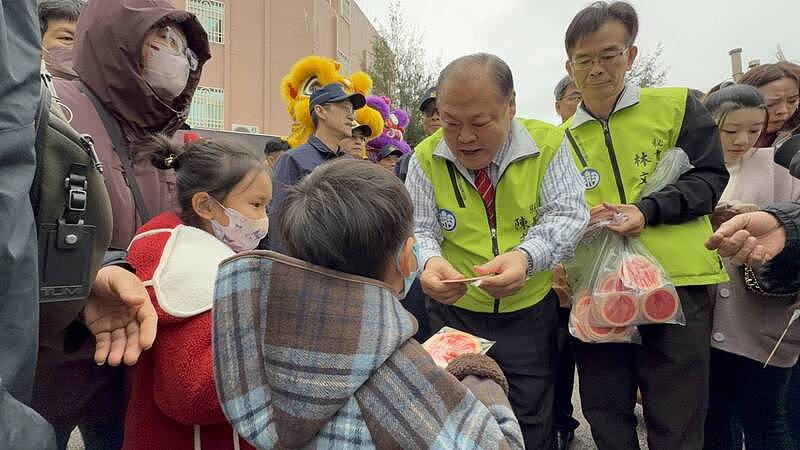 陈光复大年初一发红包不慎摔下阶梯，头部重创昏迷紧急送医（图） - 2