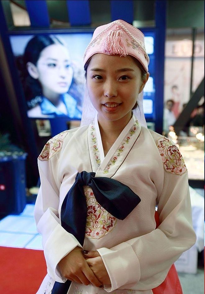 “回去就是有钱人!”揭秘在华朝鲜姑娘:月入五千上缴七成且没手机(组图) - 4