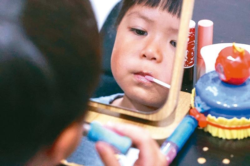 模仿韩团穿搭化妆:台湾中小学生“容貌焦虑”低龄化(图) - 1