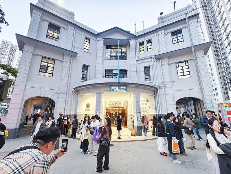 还原《无间道》经典场景!香港旧油麻地警署变身打卡地,周润发珍藏首展(组图) - 1