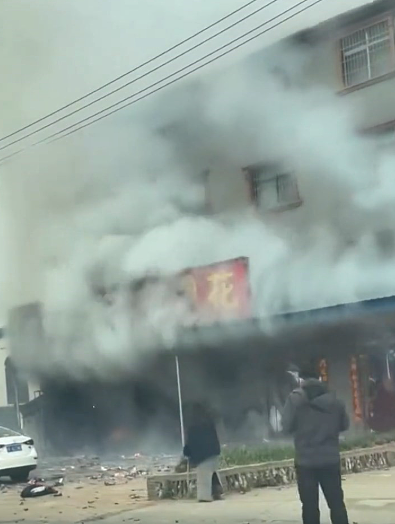 12名遇难者身份确认！湖北烟花店爆炸起火，现场视频曝光  （视频/组图） - 4