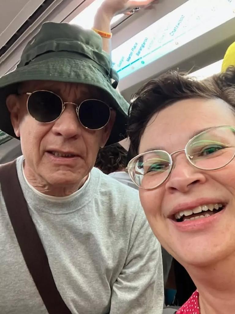 悉尼地铁偶遇奥斯卡影帝汤姆·汉克斯!毫无架子与粉丝亲切合影(组图) - 2