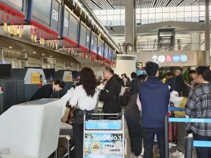 中国春节返程高峰开启，海南离岛机票价格破万（组图） - 1