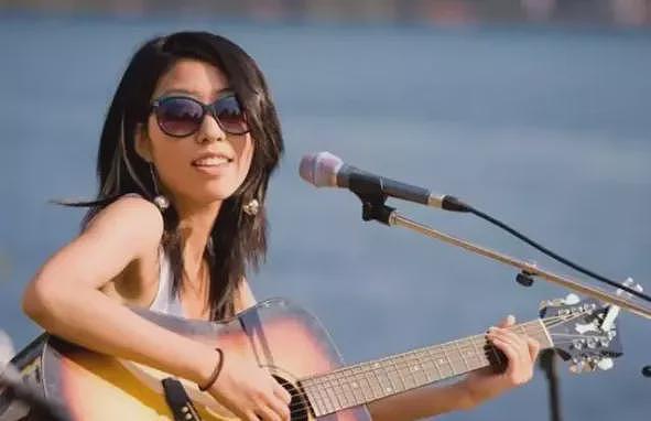 母亲贪污3.5亿害惨数百家庭，曲婉婷穿中国红试水复出遭全网抵制封杀（组图） - 16