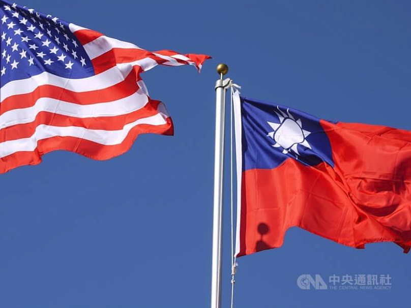 特朗普政府暂缓对台军售,岛内“弃台论”再起(图) - 1