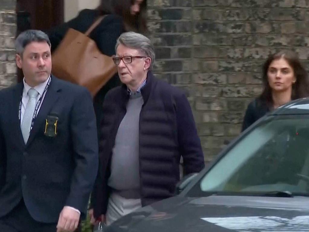 卷入爱泼斯坦案！英国前大使与安德鲁王子相继被捕，艾博年表态支持剥夺其继位权（组图） - 1