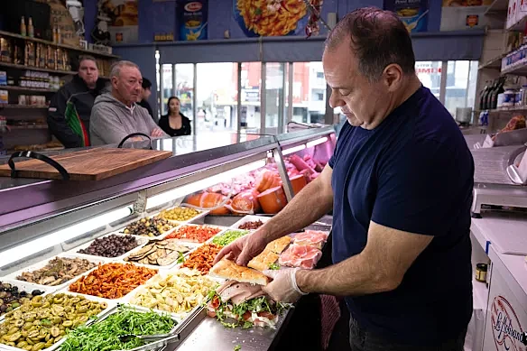 悉尼网红$15三明治店创始人去世，享年90岁，曾坚持低价服务社区，食客排队一小时也要买（组图） - 3